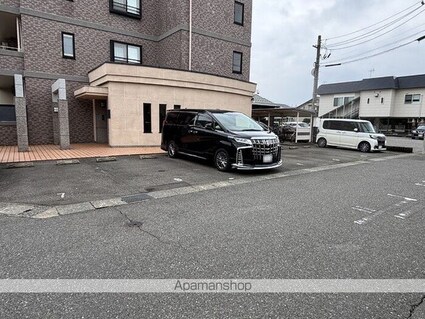 ラフィネ　マノワール[3LDK/76.76m2]の駐車場