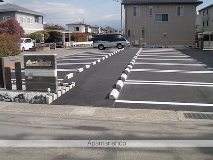 クレストコート[1LDK/48.38m2]の駐車場