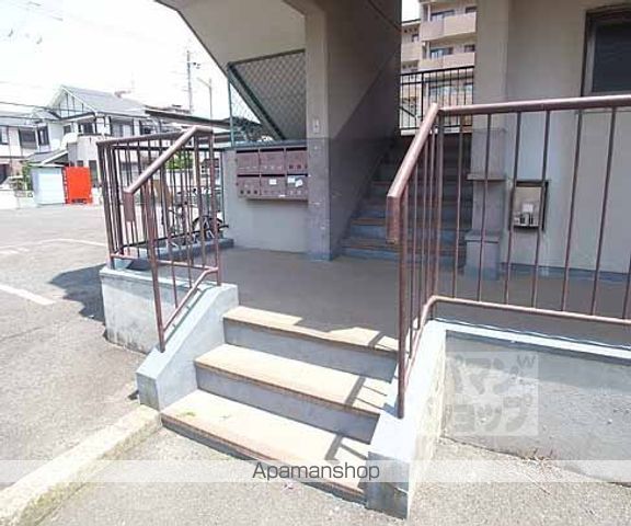 野色マンションの外観写真