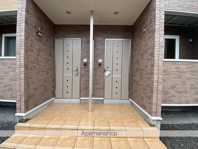 メゾンKT5号館の玄関写真