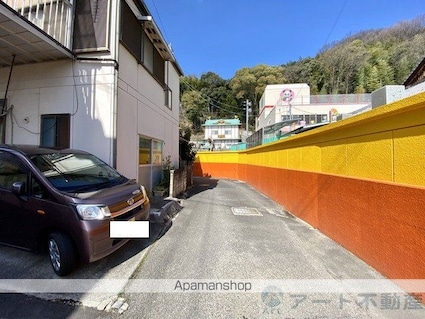 コーポ御幸[1R/27m2]の駐車場