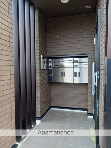 エタン・ロッシの玄関写真