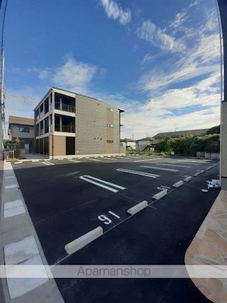 フィオーレ降松Ｍ＆Ｓ[1K/27.02m2]の駐車場