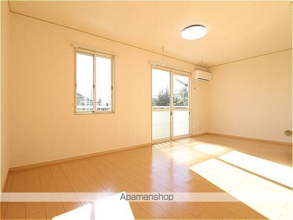 ＲＯＹＡＬ　ＧＡＲＤＥＮ　ＣＡＳＡＨＡＲＡ[2LDK/62.95m2]のリビング・居間