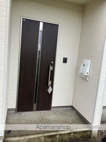 新居浜市 2階建 築13年の玄関写真