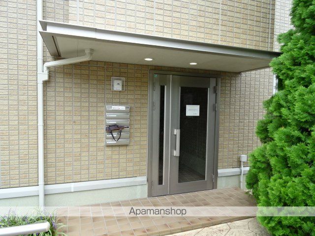 ツイトローネ3番館の玄関写真