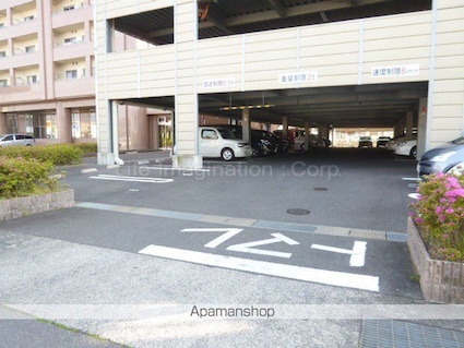 ベルヴィオウミ[3LDK/84.66m2]の駐車場2