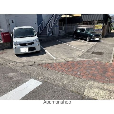 サープラスワン前西の玄関写真
