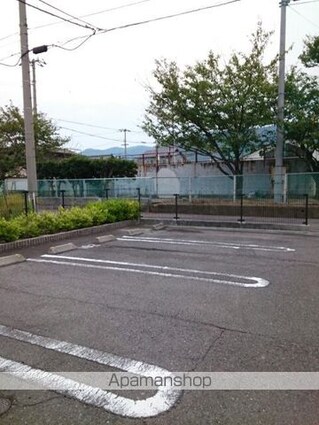 シャン・ミリューⅢ[1R/35.98m2]の駐車場