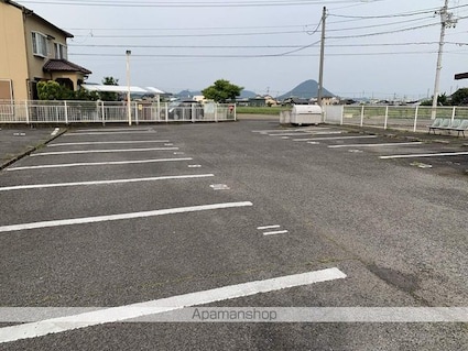 メイプルハイツ（中津）[3DK/65m2]の駐車場