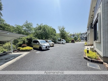 ミニョン・ポム[2LDK/57.93m2]の駐車場2