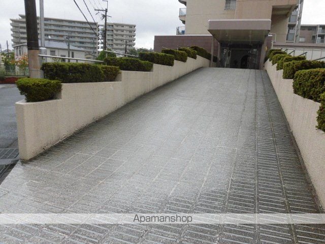 コープ野村高槻の玄関写真