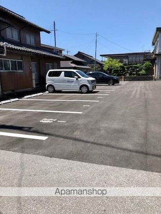 ルアーナスクエア[1LDK/56.72m2]の駐車場1