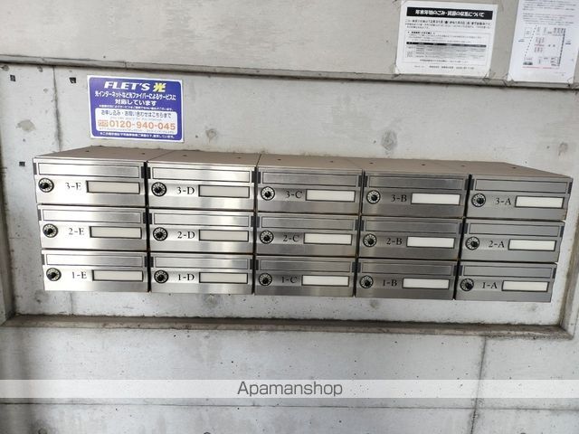 スプリームつついの玄関写真
