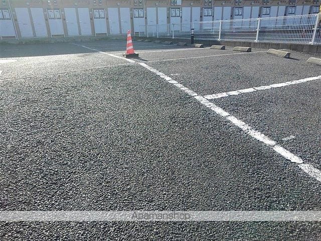 レオパレスナッツベリー[1K/26.08m2]の駐車場