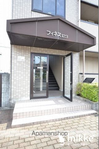 フィネス123の玄関写真