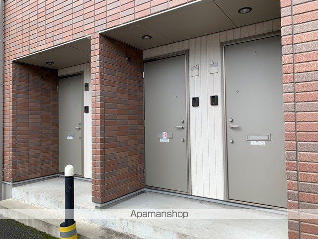 クレセント18の玄関写真