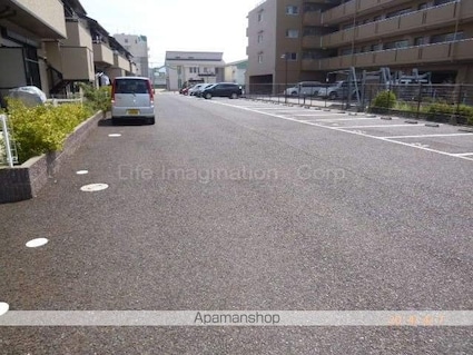 フィルネス[2LDK/50.08m2]の駐車場2