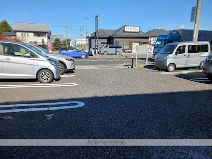 ル・トレフル[1R/32.98m2]の駐車場