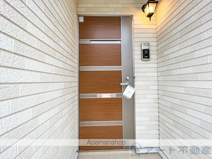 愛媛県松山市和泉北３丁目[1LDK/32.44m2]のエントランス1