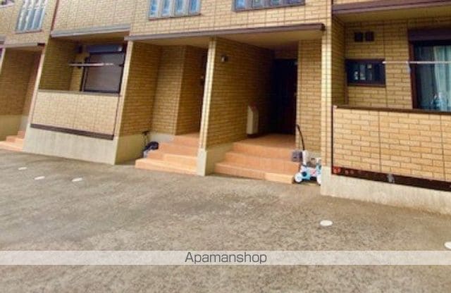 PURA VIDA B棟の玄関写真