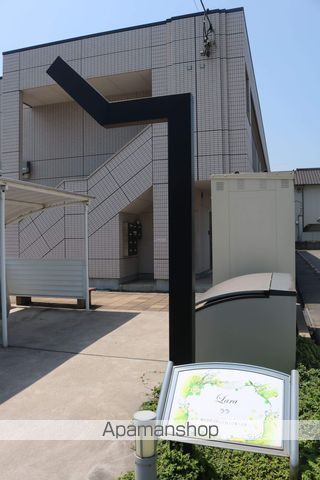 福山市 2階建 築10年の玄関写真