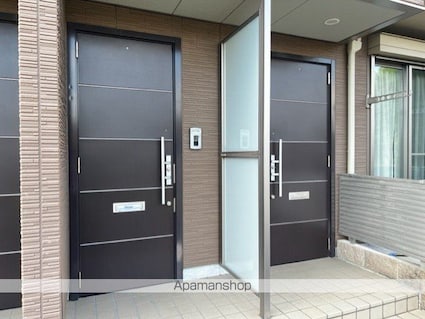 滋賀県東近江市市子殿町[1LDK/36.7m2]のエントランス1