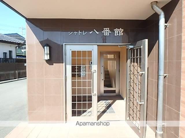 シャトレ八番館の玄関写真