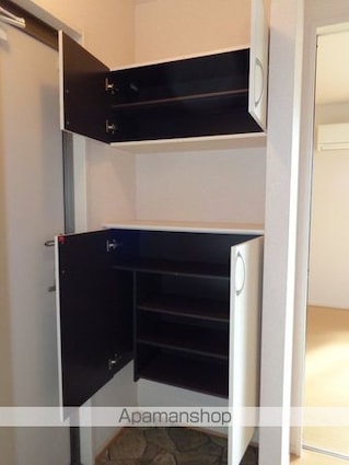 ヴィラ・ラシュレ　Ａ棟[2LDK/70.62m2]の玄関