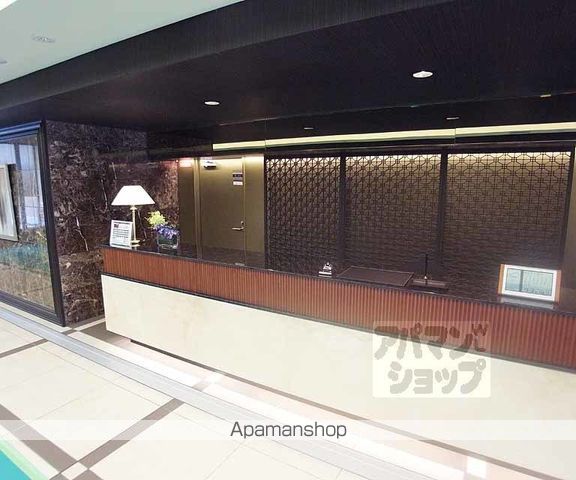 プレサンスレジェンド六地蔵の玄関写真