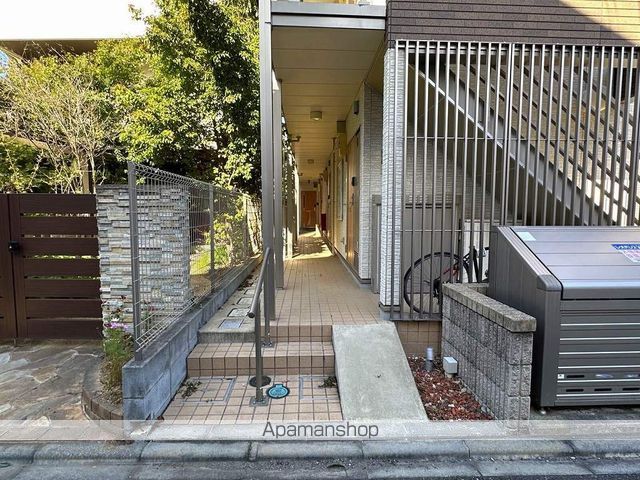 クレイノ東新宿の玄関写真