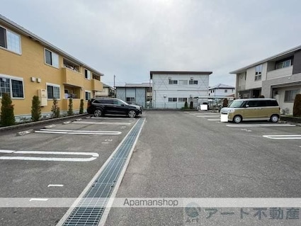 サニーヴィラ　Ⅲ[2LDK/55.42m2]の駐車場3