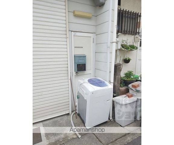 横大路下三栖山殿21-15倉庫の玄関写真