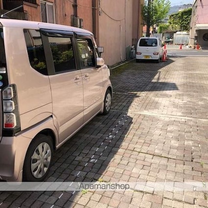 ロイヤルステージ石山[2K/35.64m2]の駐車場1