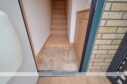 ファミール多摩平[1R/33.78m2]の玄関