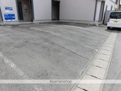 トムテ５号館[1K/28.57m2]の駐車場