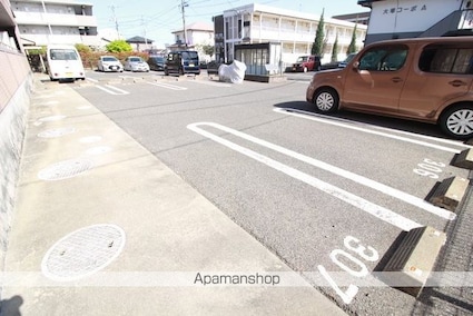 Ｓｍａｌｌ　Ｌｕｘｕｒｙ[1K/33.92m2]の駐車場