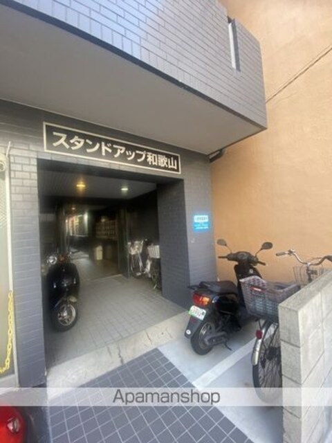 和歌山県和歌山市新中通２丁目[1R/19m2]のエントランス