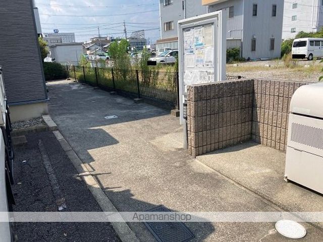 レオパレスルクスの玄関写真