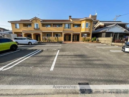 キャピトゥール[2LDK/63.49m2]の駐車場