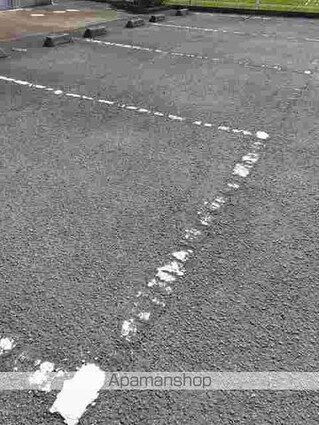 サントゥール　サウス[2LDK/51.67m2]の駐車場1