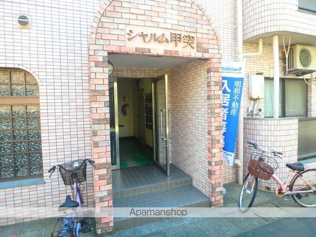 シャルム甲突の玄関写真