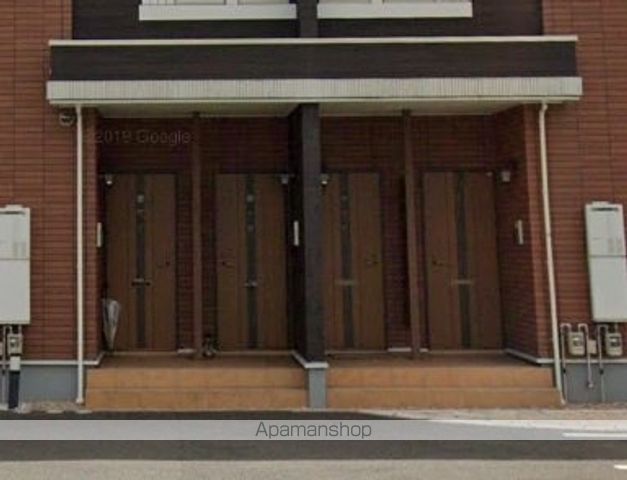 福山市 2階建 築13年の玄関写真