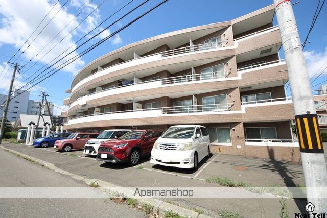 ラークヒルズマンションの外観写真