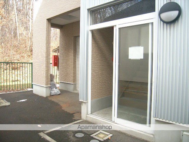 地下鉄東豊線 福住駅 バス乗車時間：9分 最寄りバス停で下車 徒歩3分 3階建 築22年の玄関写真