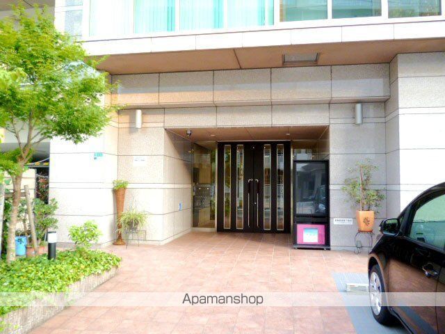 イーバイユー新大阪の玄関写真