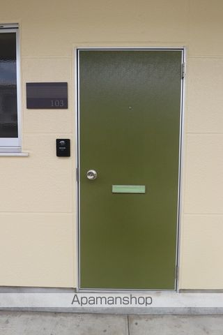 ハイランドモチヅキAの玄関写真