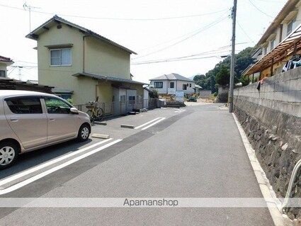 アザレア[1LDK/51.56m2]の駐車場