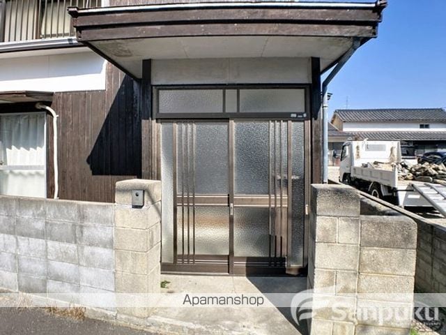 松山市 2階建 築56年の玄関写真