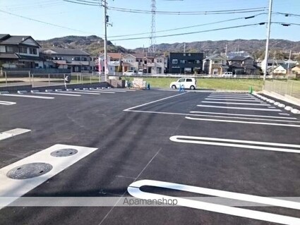 ヴィル・ドミール[1LDK/50.17m2]の駐車場4